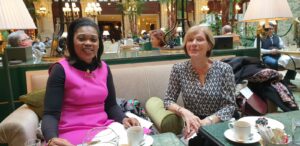 Séance de travail relative à la préparation du fret humanitaire pour le Cameroun, le Gabon et le Sénégal édition 2023 entre la Fondatrice-Présidente de Trois Lys-Nsimalen Eliane Régine Lafleur NSOM et Madame Anne-Marie de Kersabiec et Monsieur Bernard GOMEL Président de l’AMOPA don du livre Section Paris 13.